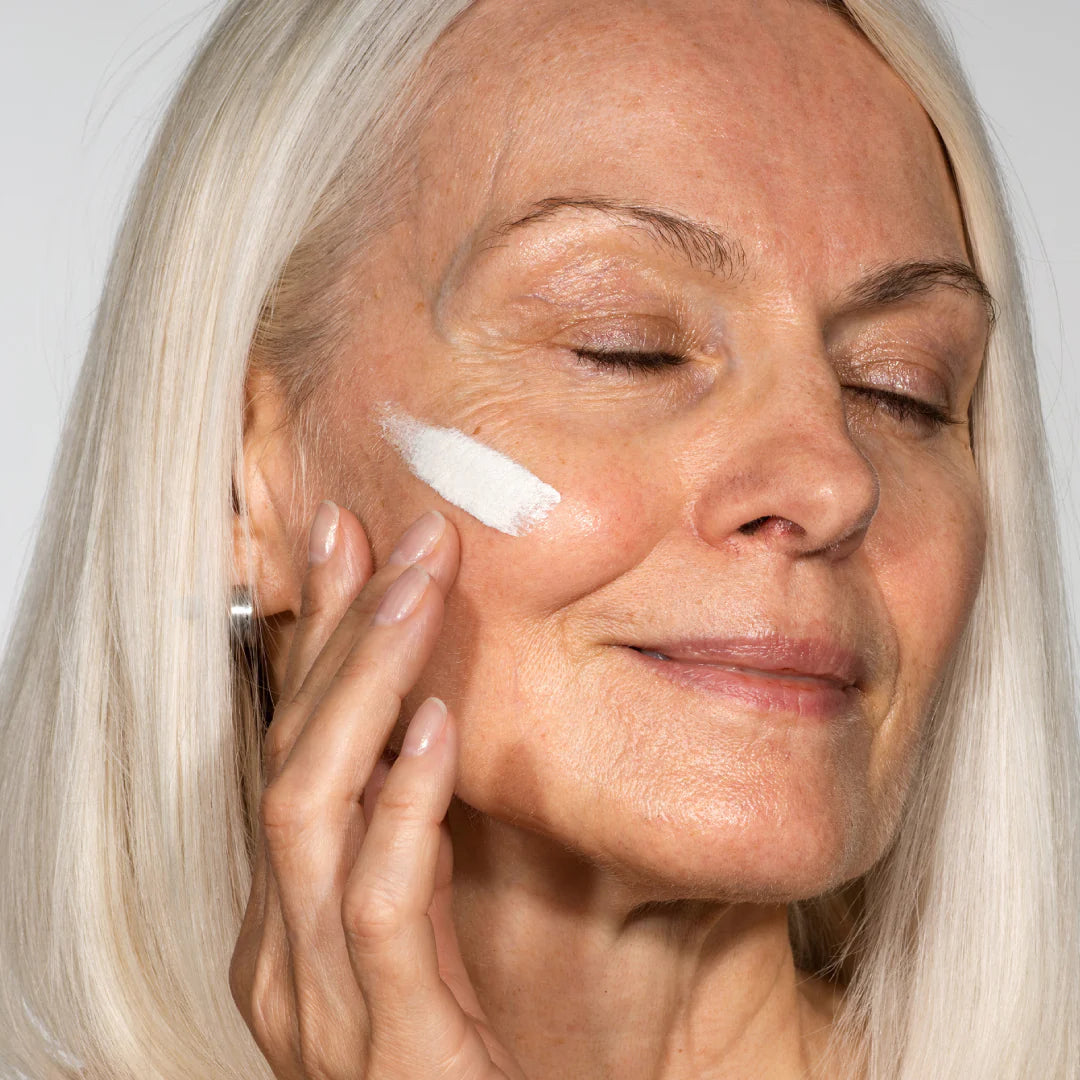 La crème blanche glisse même sur les peaux les plus irrégulières
